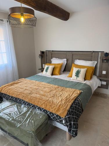 - une chambre dotée d'un grand lit avec des oreillers jaunes et verts dans l'établissement O Bastidon du Ventoux, à Bédoin