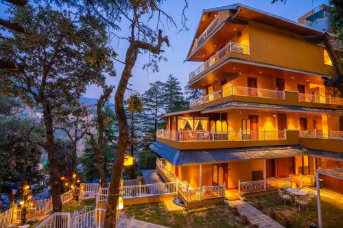 Un gran edificio con luces a los lados. en Indulge McLeodganj by Pack, en Dharamsala
