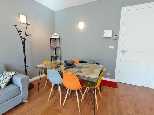 un salon avec une table et des chaises de salle à manger dans l'établissement Luchon Holidays, parking, wifi, balcon, cave, T3 8 personnes, à Luchon