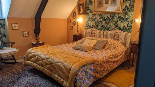 Postel nebo postele na pokoji v ubytování Auberge des Trains Mythiques Chambres d'hôtes à Gouarec au pied de la Vélodyssée