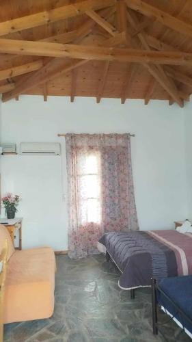 Кровать или кровати в номере Bird Watching Oasis Skala Kallonis