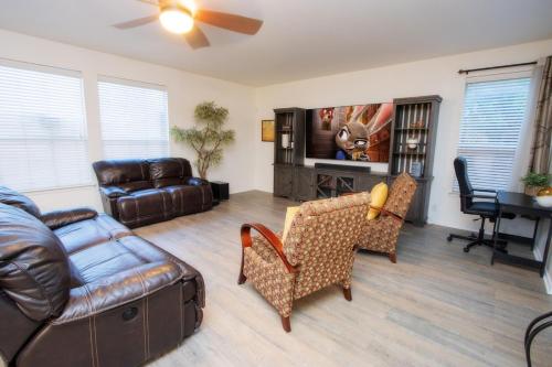 サンアントニオにあるFamily Home ~Pool ~SeaWorld Nat'l Shooting Complexの革張りのソファとテーブルのあるリビングルーム