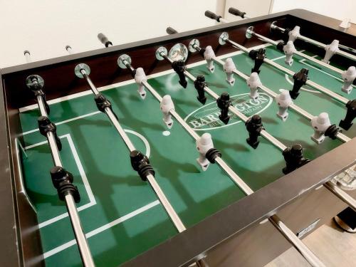 サンアントニオにあるFamily Home ~Pool ~SeaWorld Nat'l Shooting Complexの白いボールが置かれた緑のテーブル