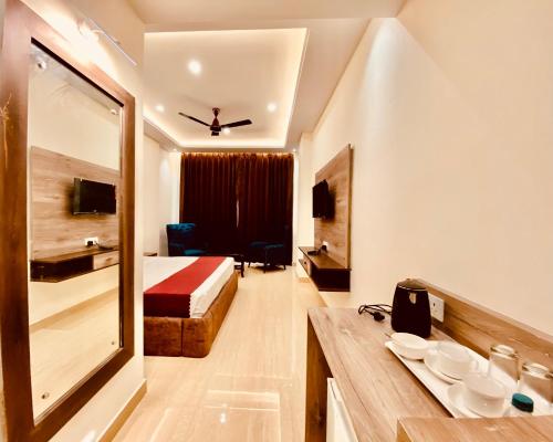 マナリにあるRaman Guest Houseのベッドと鏡のあるホテルの部屋