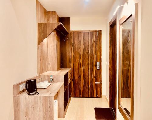 マナリにあるRaman Guest Houseのバスルーム(木製の壁、シンク付きのカウンター付)