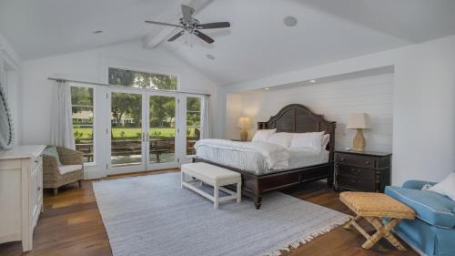 una camera con letto, divano e ventilatore di Luxury Family Getaway on Golf Course, Private Pool & Spa a Hilton Head Island