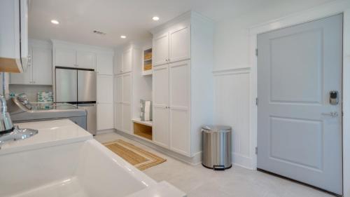 una cucina con armadietti bianchi e una porta bianca di Luxury Family Getaway on Golf Course, Private Pool & Spa a Hilton Head Island