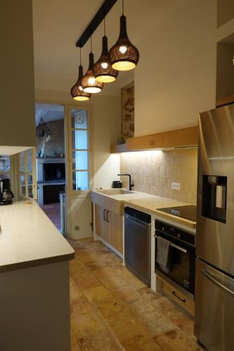 une cuisine avec un évier et une cuisinière four supérieur dans l'établissement Large house in Cotignac Bastide Saint-Martin, à Cotignac