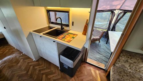 Kuchyň nebo kuchyňský kout v ubytování Camping Skansen Zdbice