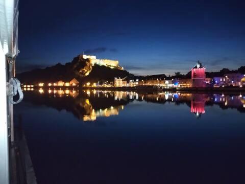 a large body of water with a city at night at Maison standing vacances professionnel in Givet