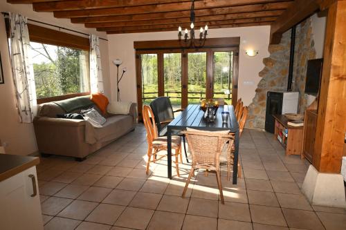 a kitchen and dining room with a table and chairs at La Palombrera in Treceño