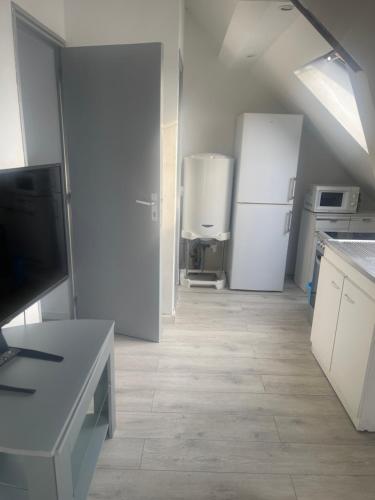 une cuisine vide avec deux réfrigérateurs et un couloir avec dans l'établissement CMJJ Hope 2etage, à Calais