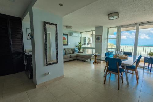 Predel za sedenje v nastanitvi Lovely 2-2 Condo with the best view of Puerto Rico