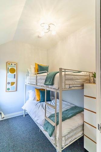 a bedroom with bunk beds in a room at Redwood Escape Stylish New Forest Stay Sleeps 4 Near Paultons Park in Ower