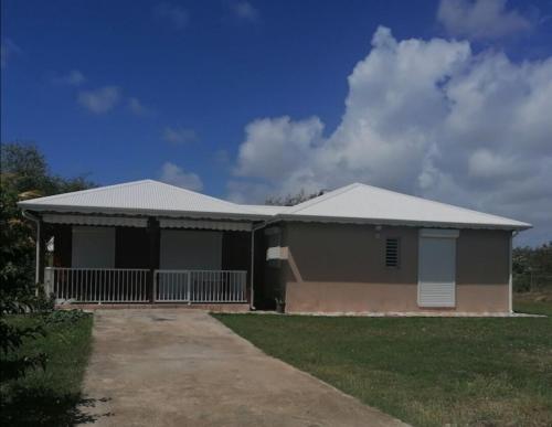 una pequeña casa con entrada en un patio en Villa Bien-Désiré, en Saint-François