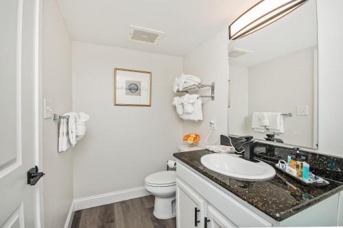 Ванна кімната в New Coastal Gem 1BR with Incredible Oceanfront Views