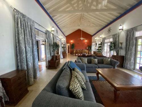 Posezení v ubytování Sapodilla Villa - Cliffside Luxury Villa with Ocean Views & 50ft Pool