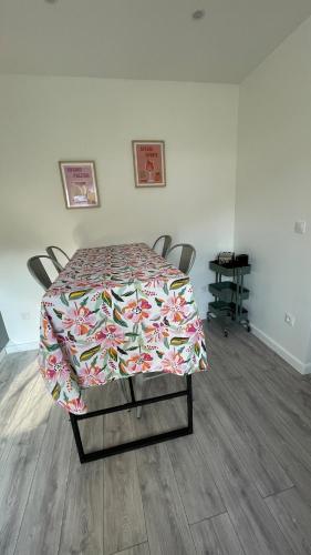 a room with a table with a flowered table gmaxwell gmaxwell gmaxwell at Gîte proche Cattenom, Luxembourg in Algrange