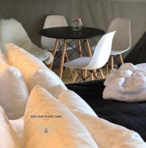 Ένα ή περισσότερα κρεβάτια σε δωμάτιο στο WADl RUM DESERT CAMP