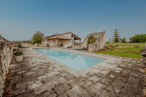 une piscine dans une cour avec une maison dans l'établissement Chez Dominique 450 m2 Manoir Piscine Billard, à Saint-Martin