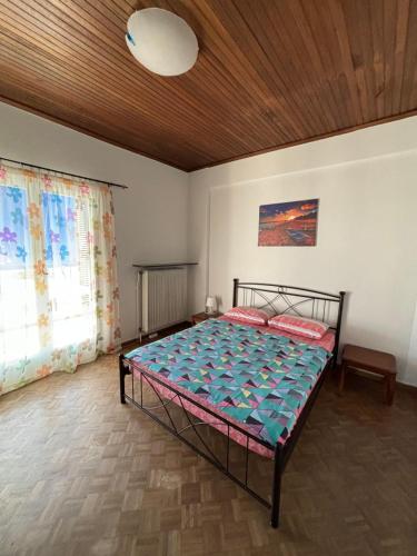 una camera da letto con un letto in una stanza di Onix 4 ad Atene