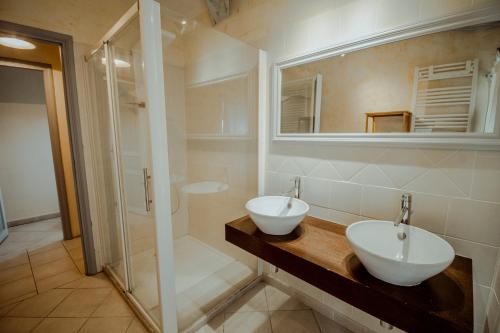 une salle de bain avec deux lavabos et une douche dans l'établissement Chez Dominique 450 m2 Manoir Piscine Billard, à Saint-Martin