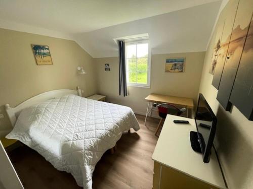 une chambre avec un lit, un bureau et une fenêtre dans l'établissement Résidence Port Bourgenay - maeva Home - Maison 2 pièces 4 personnes - Sélection MAE-5174, à Talmont-Saint-Hilaire