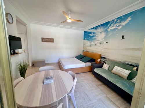 un salon avec une table et un canapé dans l'établissement Studio Baie des Anges à deux pas de la mer, à Villeneuve-Loubet