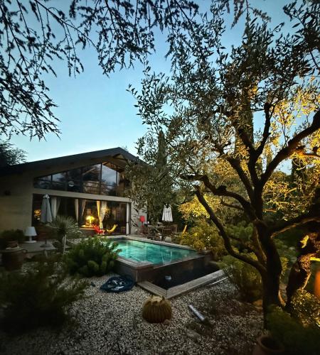 une maison avec une piscine dans la cour dans l'établissement VILLA Nîmes tourmagne PISCINE, à Nîmes