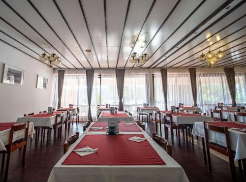 Hotel Issaにあるレストランまたは飲食店
