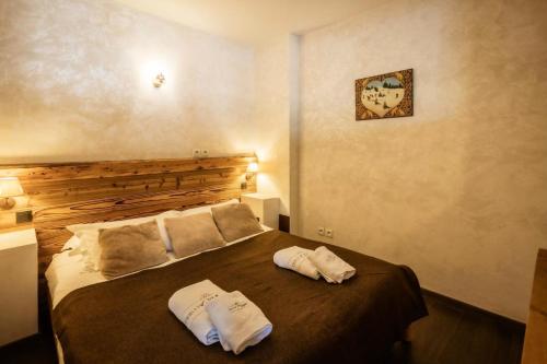 une chambre avec un lit avec deux serviettes dessus dans l'établissement Les Chalets D'adrien - 4 pièces 8 personnes exposé Ouest MAE-7954, à Valloire