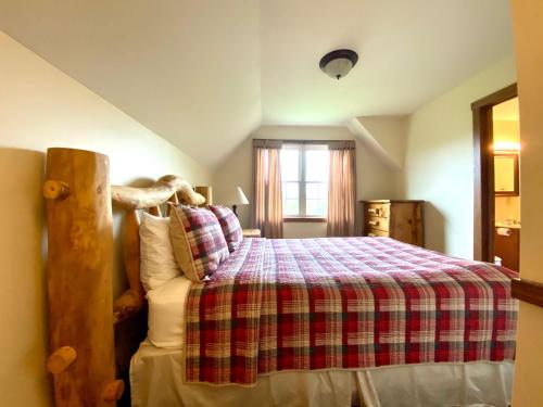 Una cama o camas en una habitación de Deer Run - by The Chalets