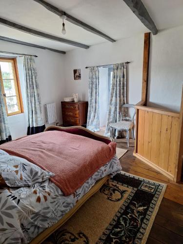 une chambre avec un lit, une commode et une fenêtre dans l'établissement La maison du Donjon, à Airvault