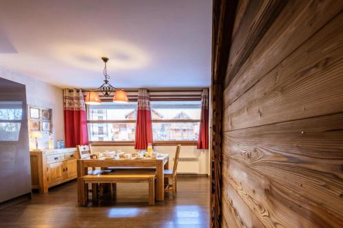 une salle à manger avec une table et une fenêtre dans l'établissement Les Chalets D'adrien - 3 pièces 6 personnes exposé Ouest MAE-8294, à Valloire