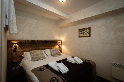 une chambre avec un lit avec des serviettes blanches dessus dans l'établissement Les Chalets D'adrien - 3 pièces 6 personnes exposé Ouest MAE-8294, à Valloire