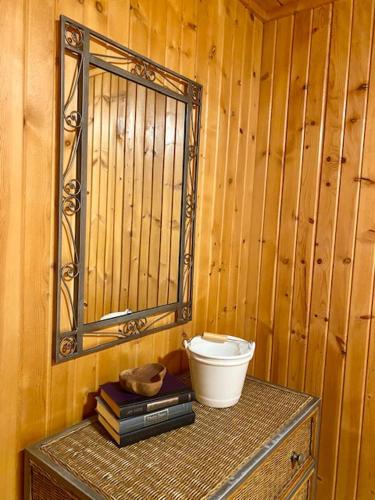 a room with a mirror and a table with a bowl at Elk - by The Chalets in South Bloomingville