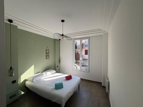 une chambre avec un lit et une fenêtre dans l'établissement 3-R bright, beach within 15 min walk, à Nice