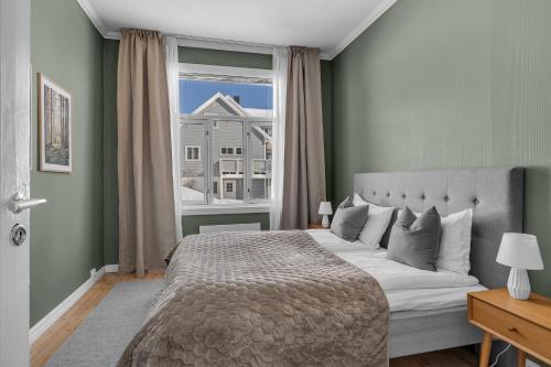 Postel nebo postele na pokoji v ubytování Amazing Tromsø city apartment with free parking and lovely city views!