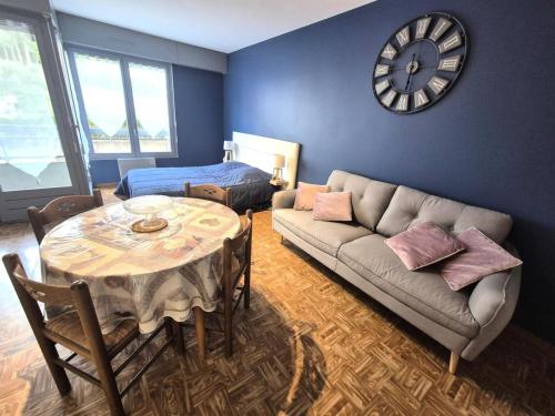 - un salon avec un canapé, une table et un réveil dans l'établissement Résidence Le Chateau Durieux 4 - Spacieux logement pour 3 personnes ! MAE-7634, à Aix-les-Bains