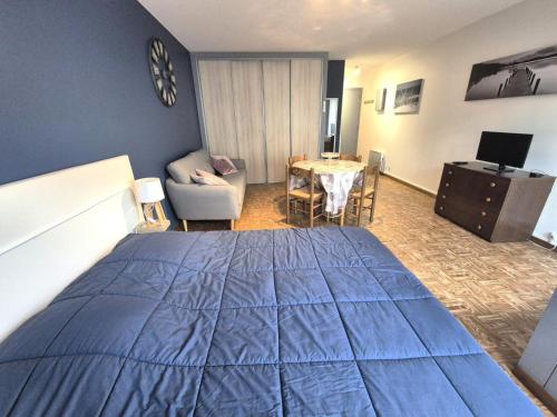 - une chambre avec un grand lit bleu et une table dans l'établissement Résidence Le Chateau Durieux 4 - Spacieux logement pour 3 personnes ! MAE-7634, à Aix-les-Bains