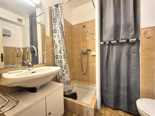 une salle de bain avec un lavabo et une douche dans l'établissement Résidence Le Chateau Durieux 4 - Spacieux logement pour 3 personnes ! MAE-7634, à Aix-les-Bains