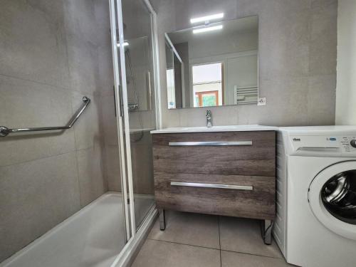 une salle de bain avec un lavabo et une machine à laver dans l'établissement Résidence Le Saint Charles A - Agréable et lumineux studio à 50m des Thermes Chevalley ! MAE-7754, à Aix-les-Bains