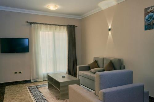 TV a/nebo společenská místnost v ubytování Roadhouse New Cairo Residence