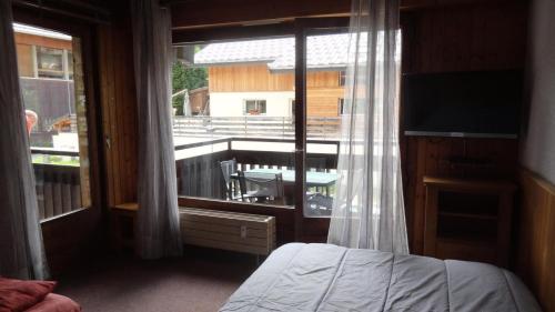- une chambre avec une fenêtre donnant sur un balcon dans l'établissement Résidence Le Rocher Saint Pierre - Studio 3 personnes 2 exposé Ouest MAE-8064, à Valloire