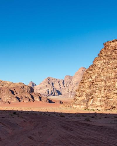 a view of the desert with mountains in the background at Talal Rum Luxury Camp in Jurf ad Darāwīsh