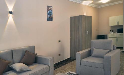 Ruang duduk di Roadhouse New Cairo Residence