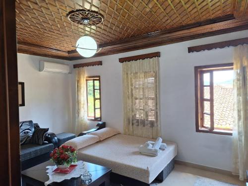 un soggiorno con un divano e un tavolo di Tomor Shehu Guest House a Berat