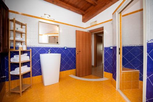 Ένα μπάνιο στο Villa Nikla