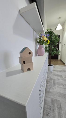 a white counter with a bird house on it at Happy Architect in Cisnădie