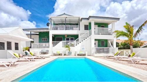 una villa con piscina di fronte a una casa di 4BlessingsCuracao1 a Willemstad